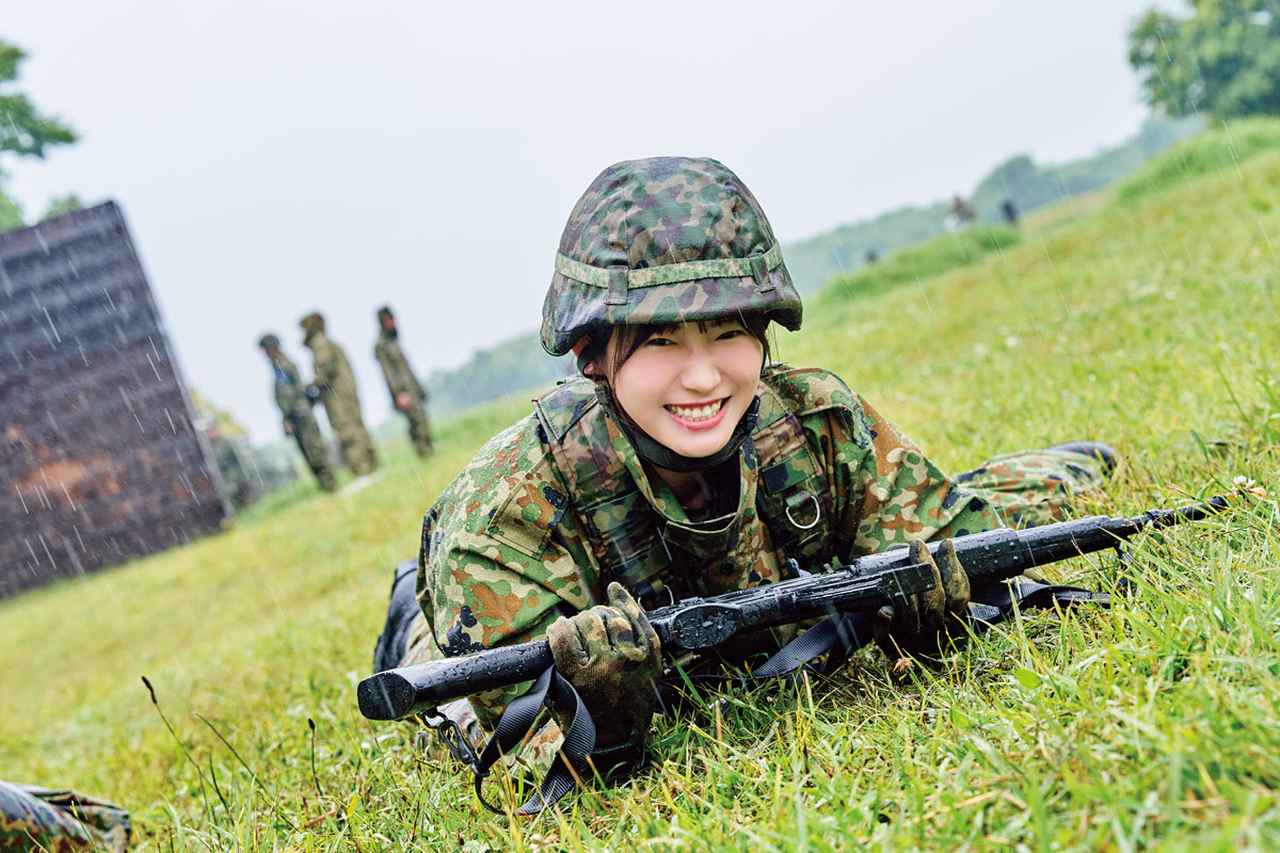 画像: 模擬銃を使用