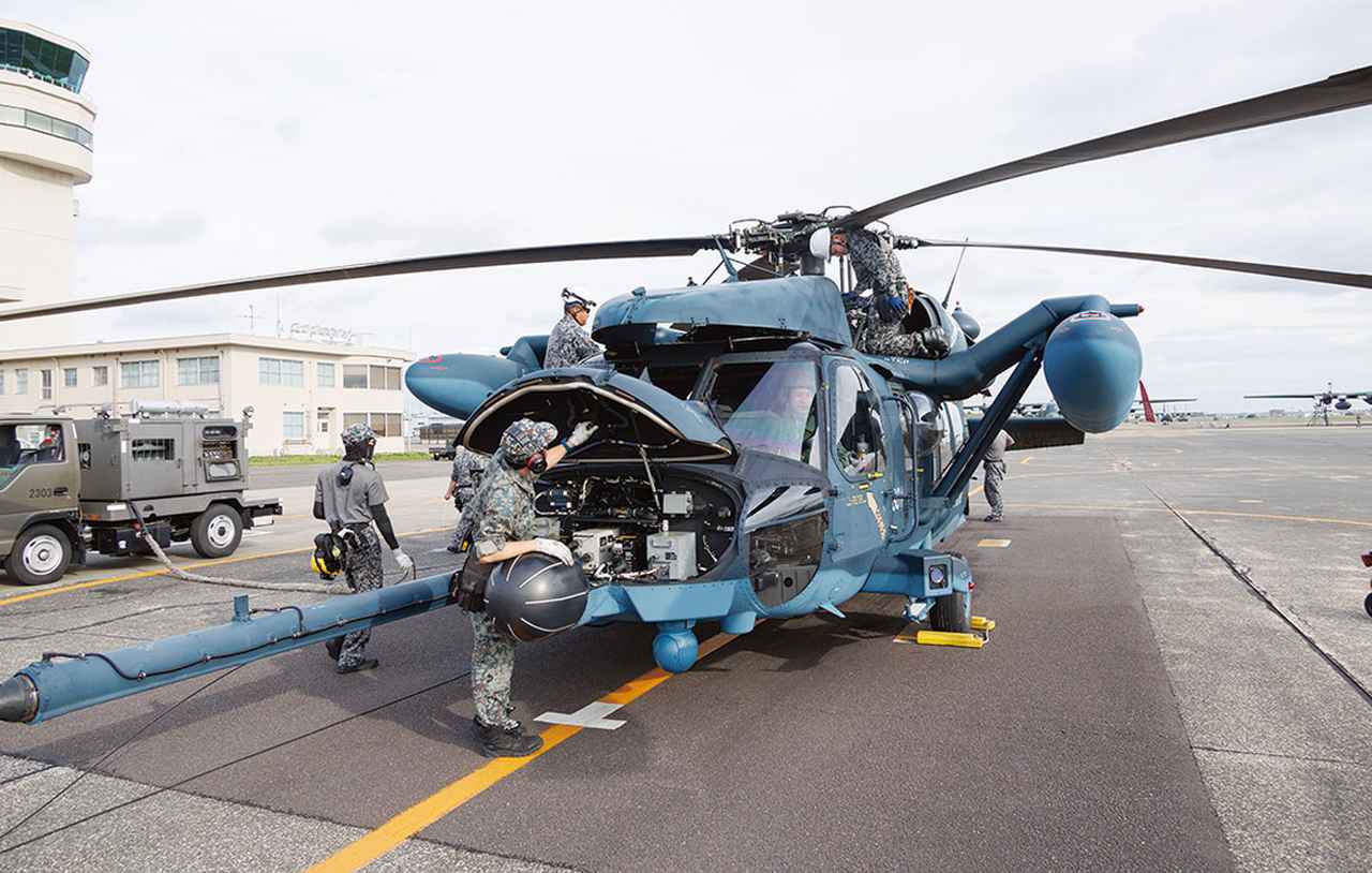 画像: 教育終了後、整備員は即座に機体に集まり点検作業を開始。安全確実にスピードも考慮し、作業する