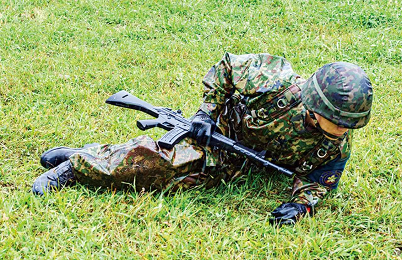 画像: 肘を地面につけて進む第3ほふく