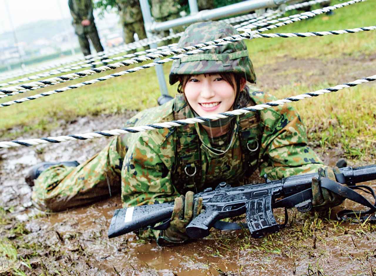 画像: 鉄条網に見立てたロープの下を第4ほふくでくぐり抜ける志田さん。隊員やスタッフの声援を受けつつ、泥だらけになりながらも見事にクリアした