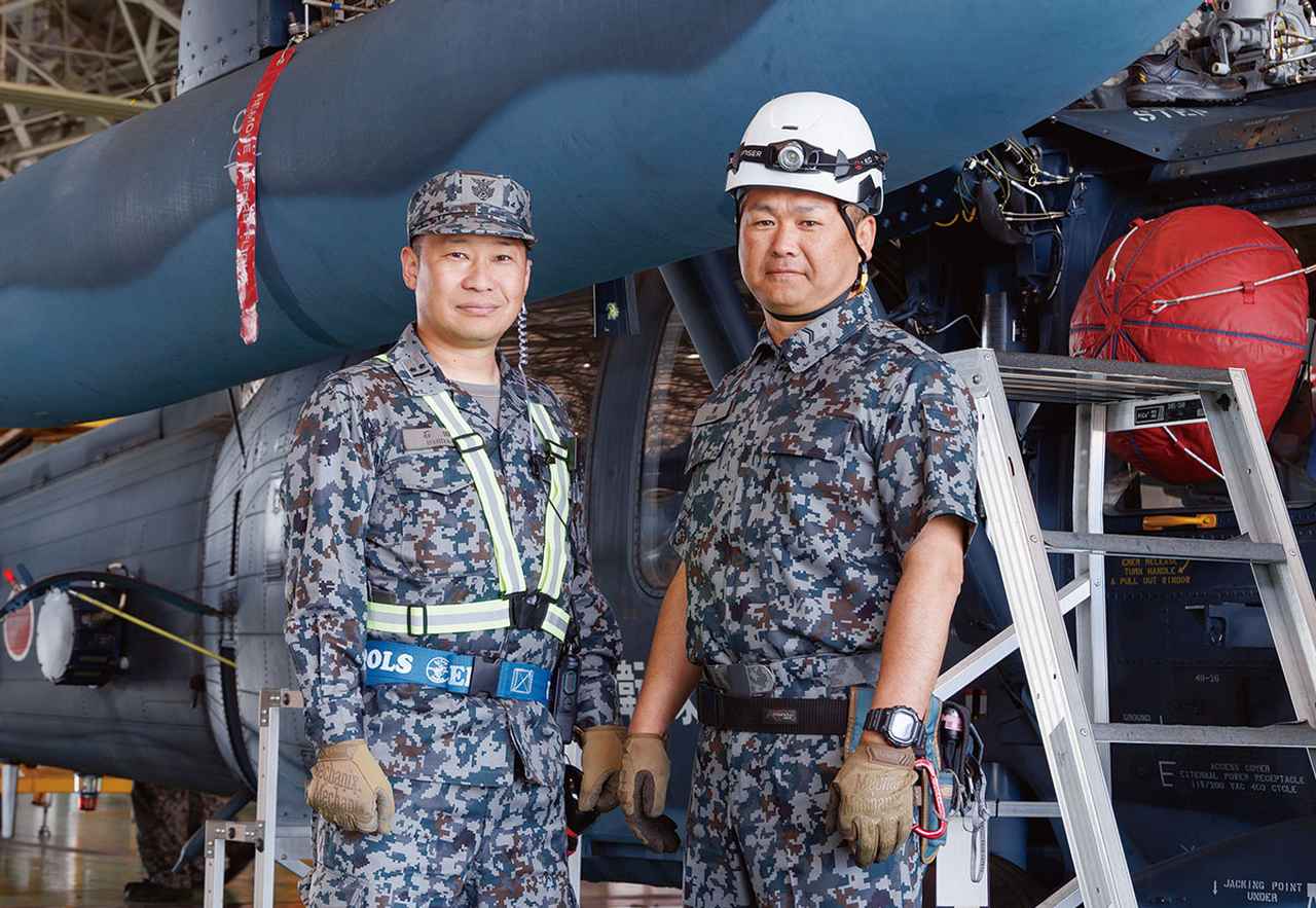 画像: 整備幹部の石田2尉(左)と整備員の原2曹。学生が無事に課程を修了し各部隊で活躍することを願い、整備作業に取り組んでいる