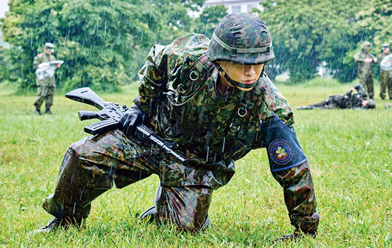 画像: 膝を立てて進む第1ほふく