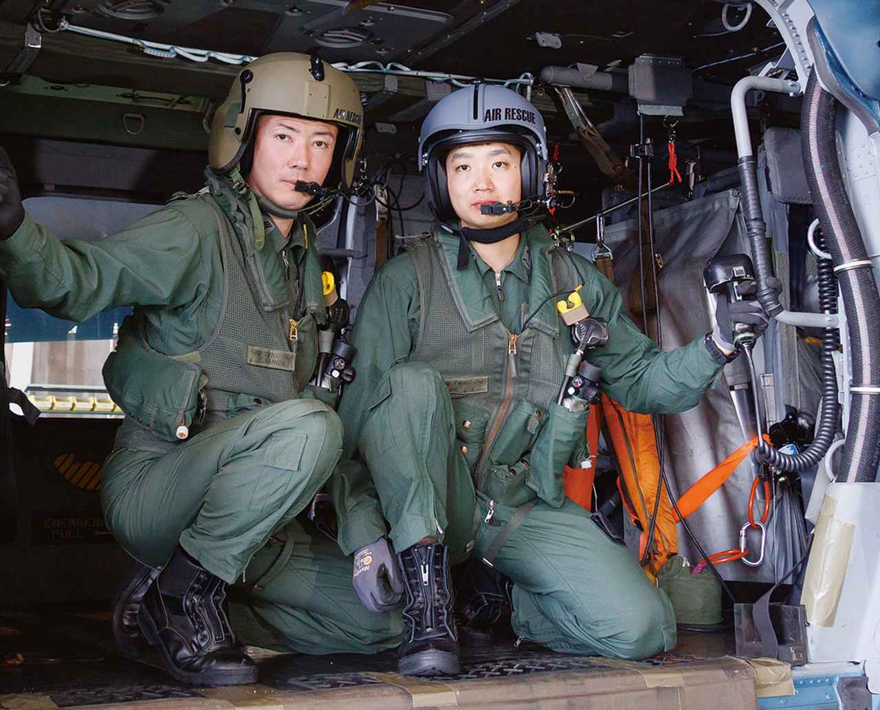 画像: 機上整備員主任教官の三箇1曹(左)と学生の栗燒3曹。機体の全てを知り尽くす機上整備員を目指す