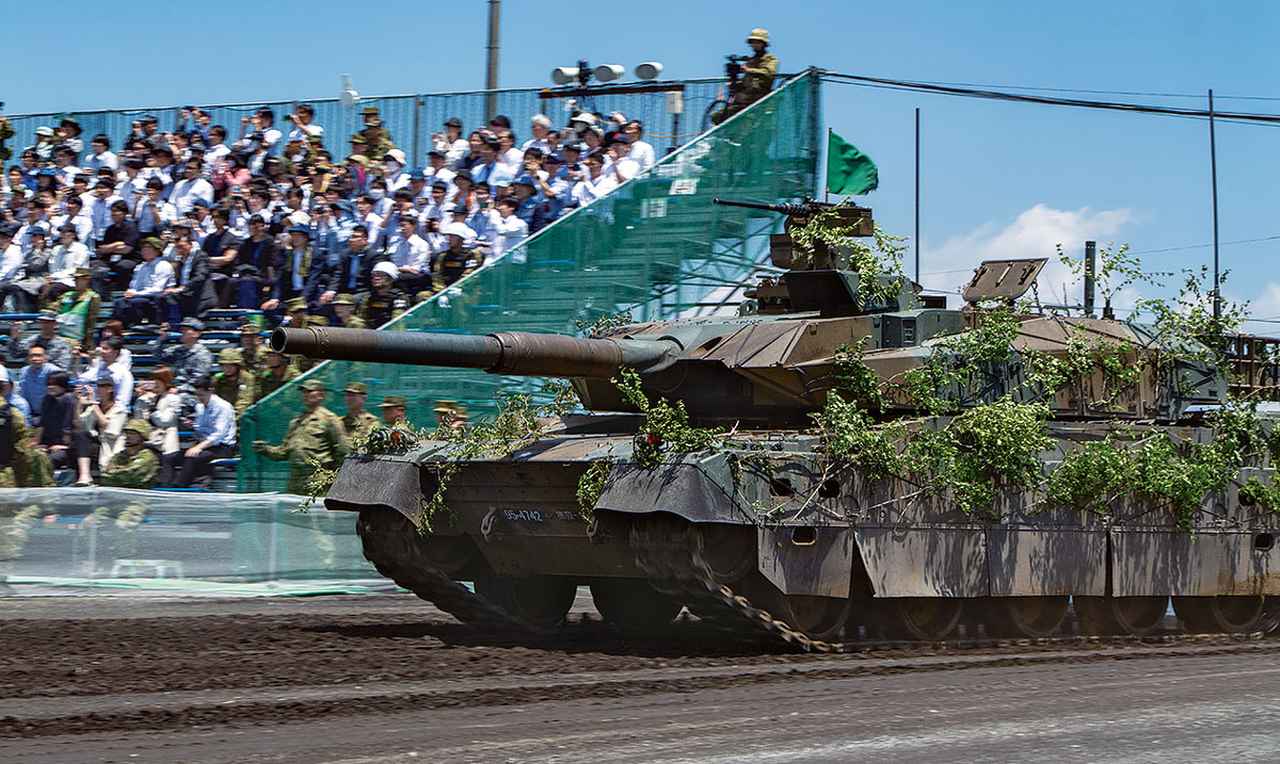 画像: 歌舞伎の花道さながらに、観覧席の脇に道が増設された。戦車などの進入を間近で見られ、教育を受ける隊員の理解度アップに一役買っている