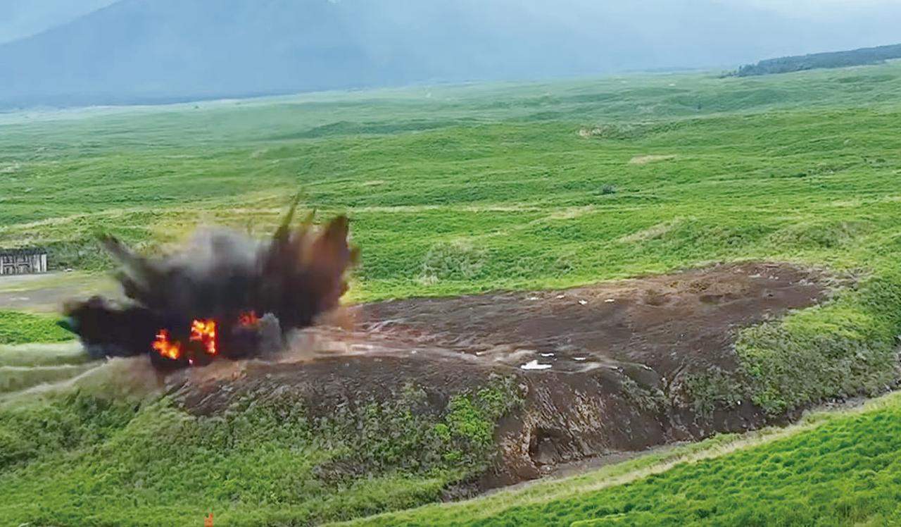 画像: 複数の203ミリ砲弾がリモートで爆破され、ごう音とともに、爆炎が上がる。演習場の地面が大きくえぐられ、その衝撃の大きさがうかがえる