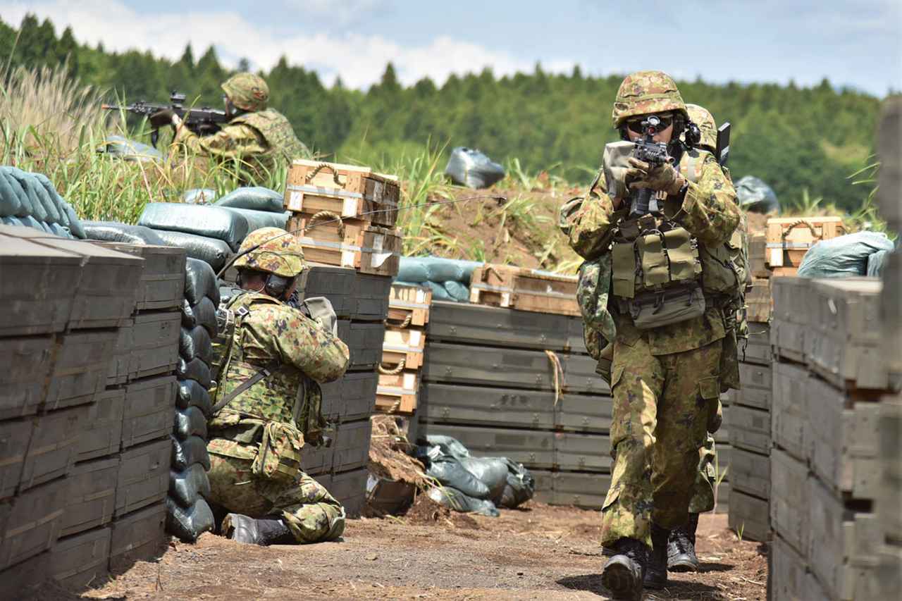 画像: 本格的な塹壕を使ったリアルな戦闘シーンがSNS上で話題に。総火演の会場では自衛官ナレーターによって、観覧者向けに状況が解説されるが、ウクライナでの戦闘についても触れられていた