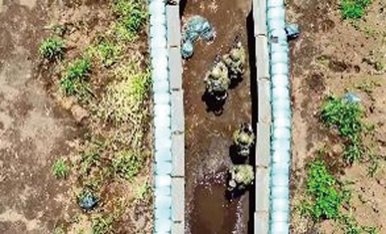 画像: ドローンによる上空からの映像もたっぷり。隊員同士が連携する様子をつぶさに観察できる