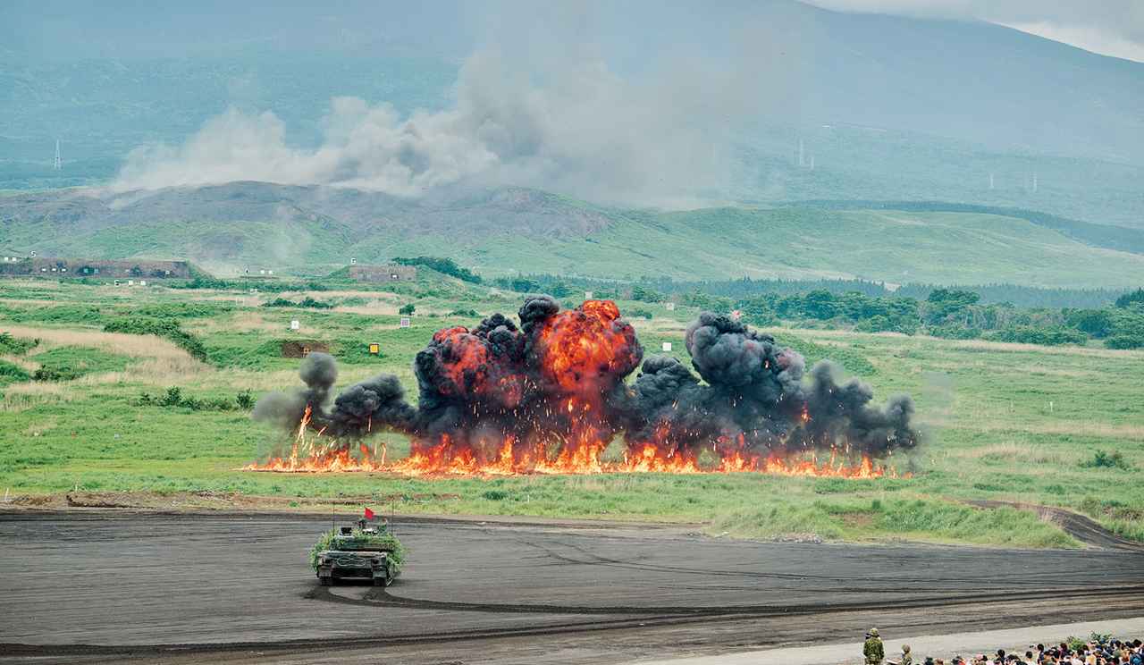 画像: ガソリンなどに火を付け、火炎地帯を構成して敵の進出を妨害する。見た目が派手なだけではなく、高価な装備を使わずとも敵を阻止できるという「リアルな戦い方」だ