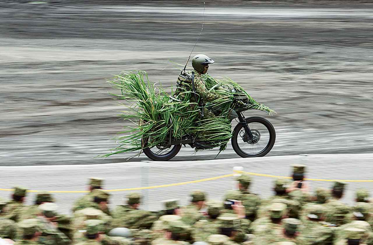 画像: 偵察および連絡用として使用されるバイク。自衛隊車両の中では小型の部類に入り、偵察用ゴムボートなどに搭載することができる