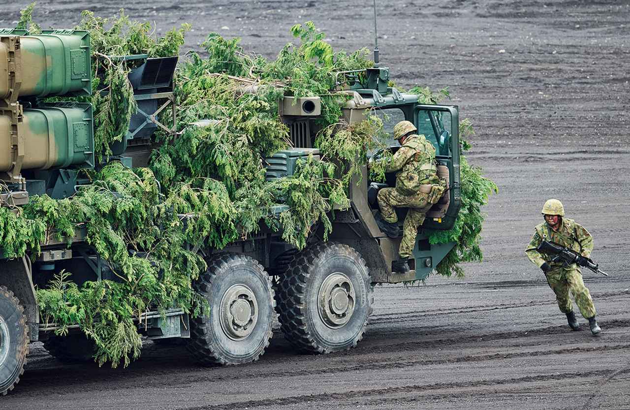 画像: 島しょ部に侵攻しようとする敵艦艇に対して、ミサイルを配置するシーン。設置から展開・発射までの一連の流れを展示。発射シーンは、会場に設置された大型モニターに映し出された