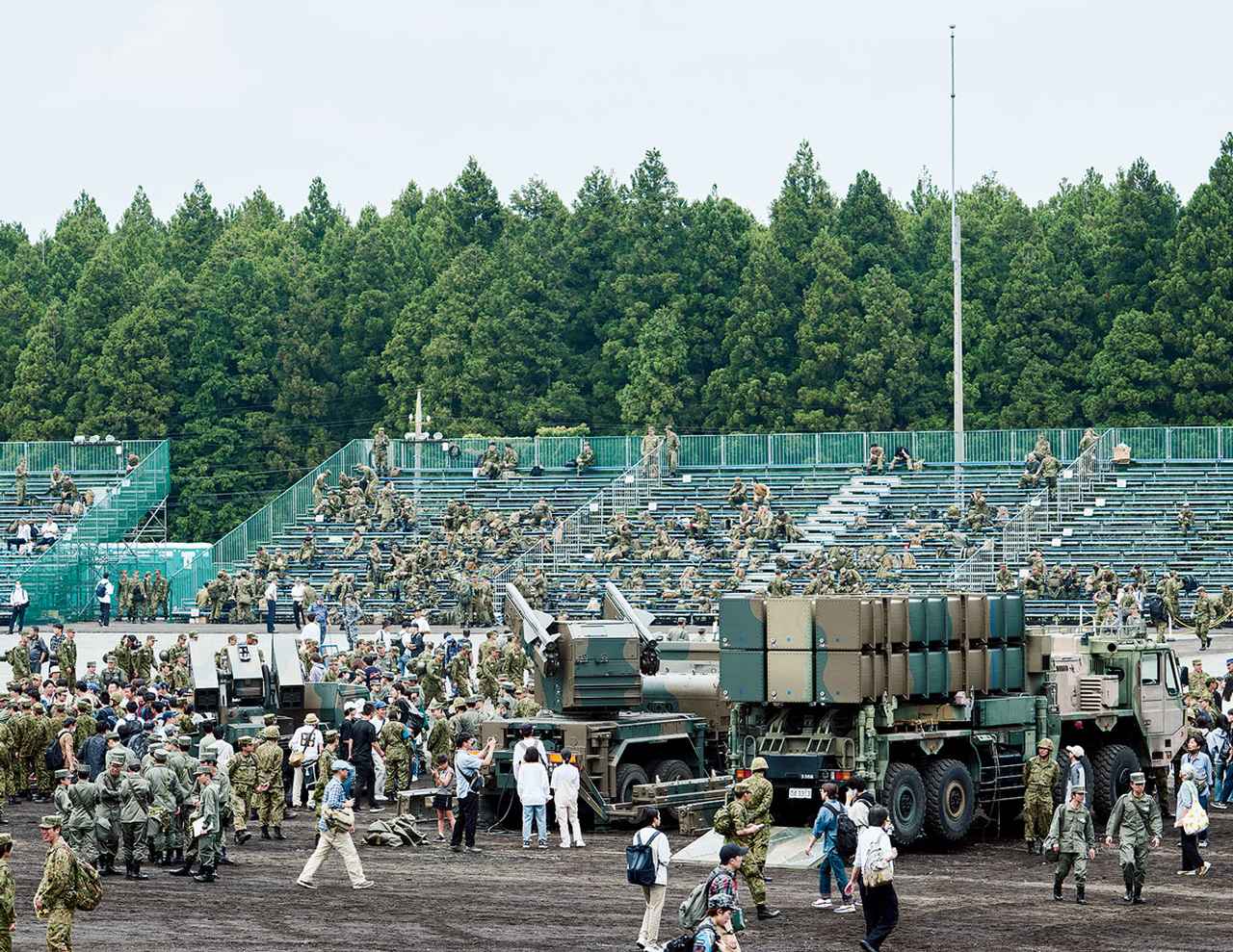 画像: 若い自衛官候補生などが現場の隊員に部隊での様子を聞くなど、より理解を深める時間が確保されている