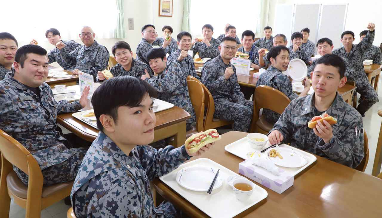 画像: 隊員食堂は56席ほどの広さ。母親的な存在の栄養士と給養員が、日々、栄養指導などを通じて隊員らとコミュニケーションを図っている
