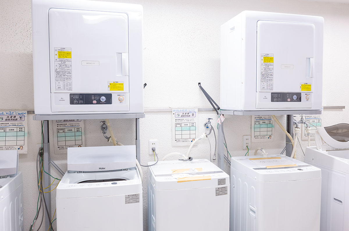 画像: 訓練や任務の汚れを落とす洗濯室