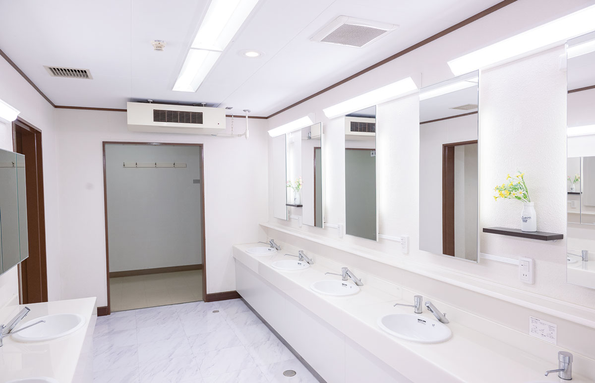 画像: メークしやすい明るくきれいな洗面所