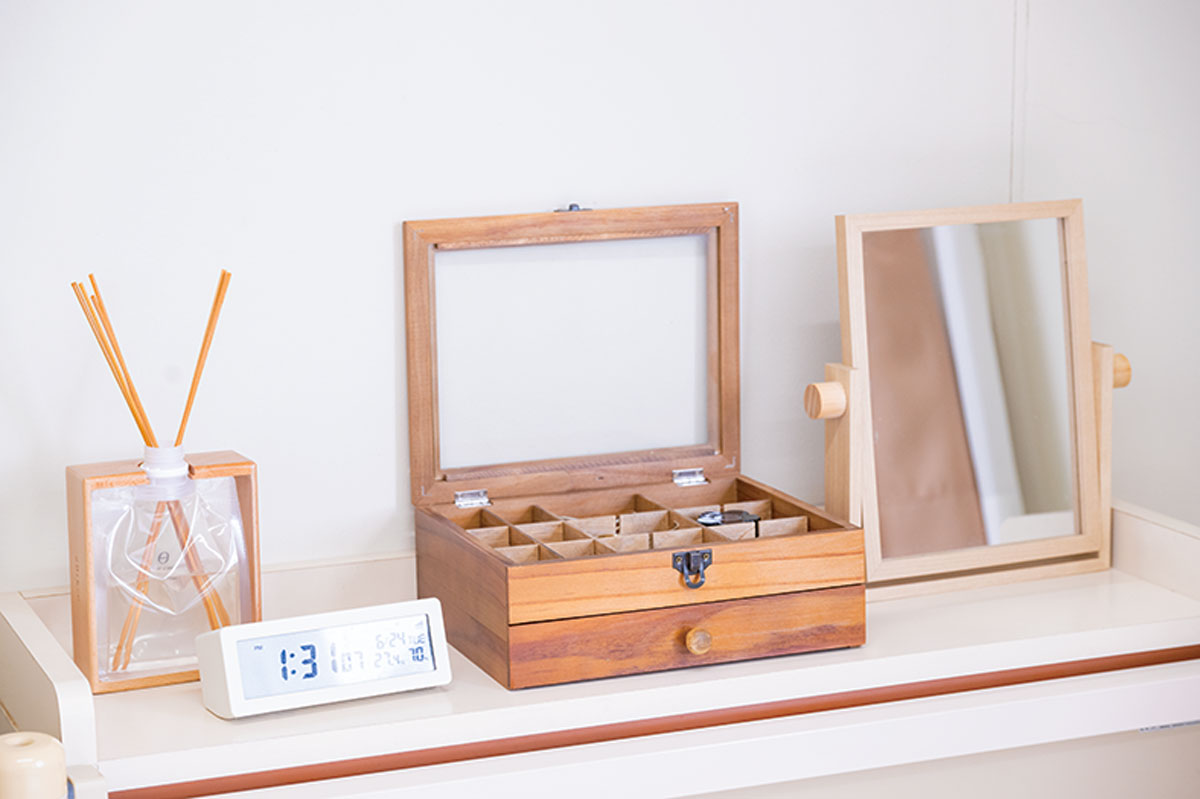 画像: 小物や雑貨が置ける棚付きヘッドボード