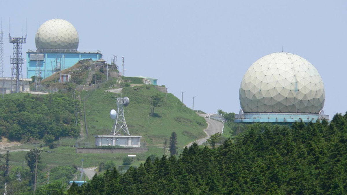 画像: 山頂などにあるレーダーサイトなどでは、衛星通信アンテナやルーターなどを導入して勤務する隊員の通信手段の確保による改善を行っている