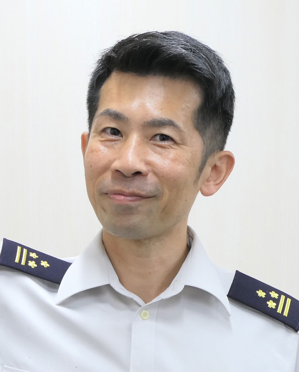 画像: 「ヘアスタイルについては、2024年度から、女性はショート、男性は短髪という基準を見直しました」と話す平1佐