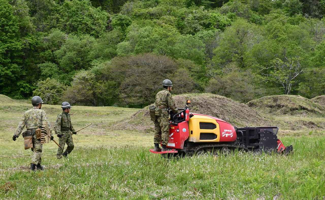 画像: 今までは隊員一人ひとりが時間をかけて駐屯地などの芝を刈っていたが、大型の芝刈り機が導入され作業がラクになった