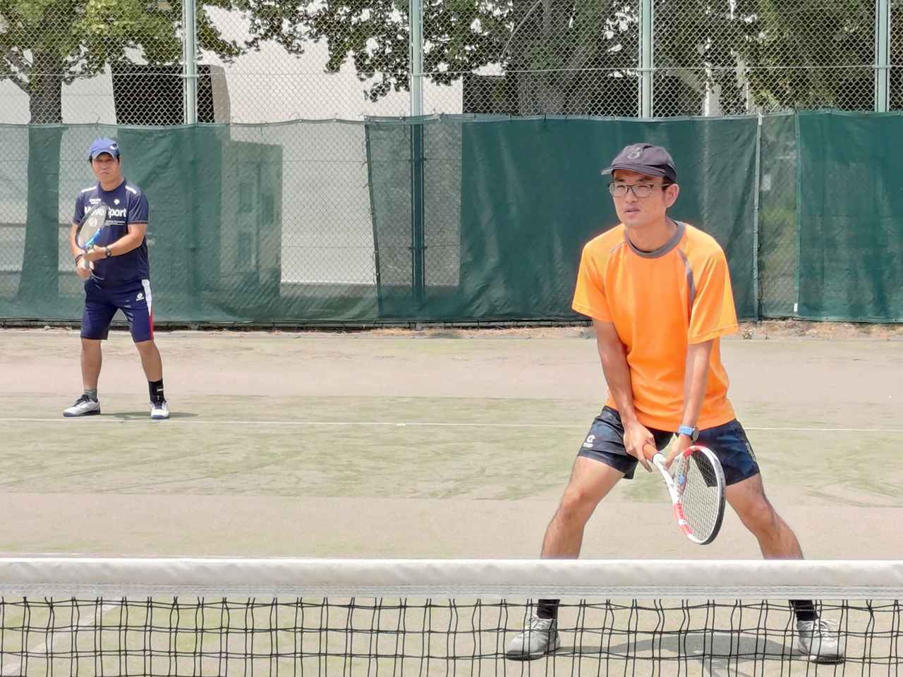 画像: テニス部：テニスの基本を練習する