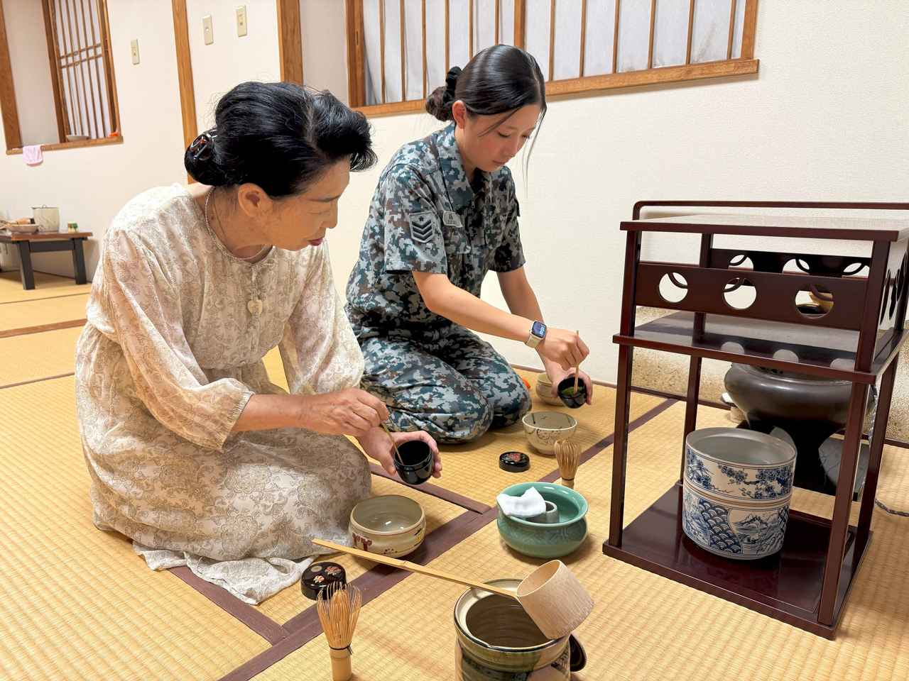 画像: 茶道部：月1で講師に茶道を習える