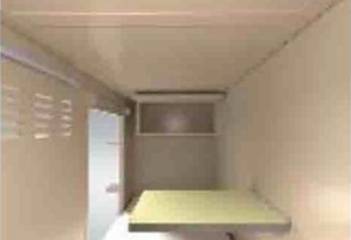 画像: 個室内にはミニテーブルを設置