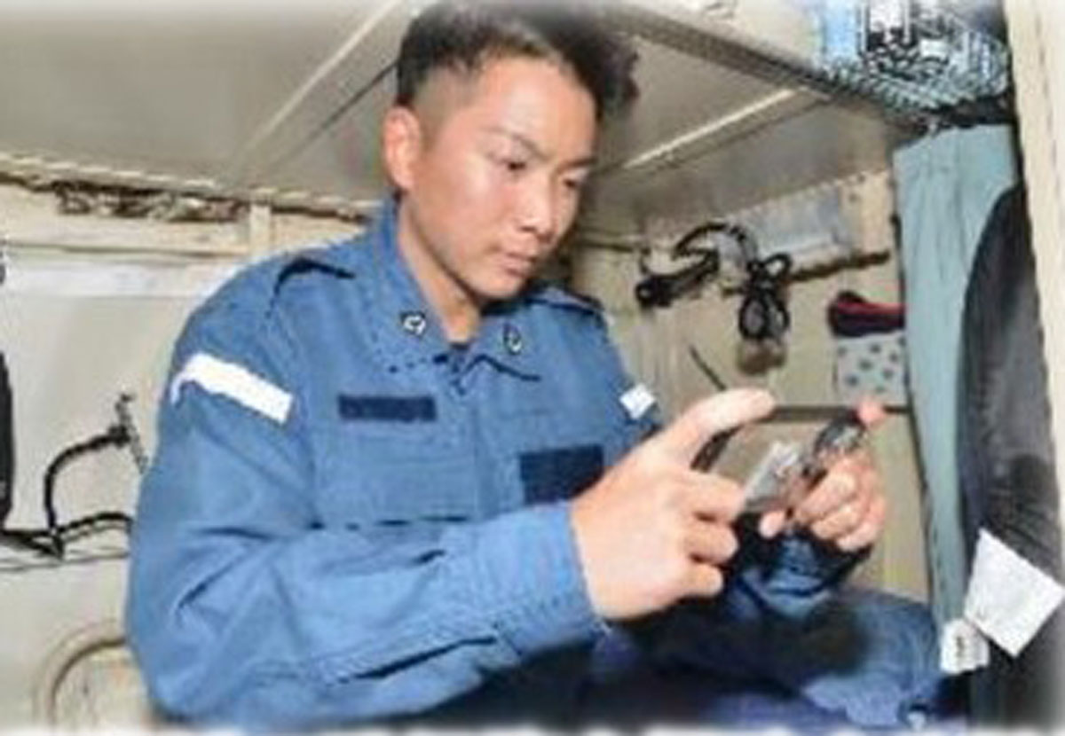 画像: スターリンクアンテナを艦船に搭載することにより、隊員が私物のスマホを閲覧できるようになった