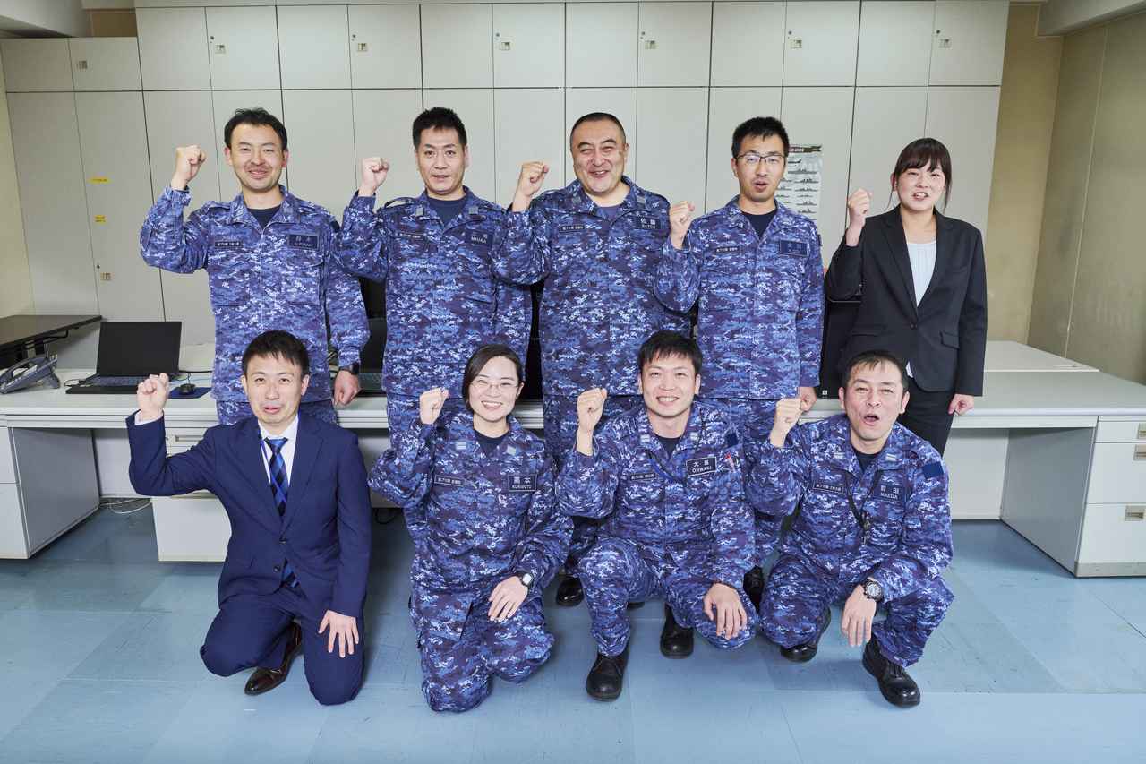 画像: 力を合わせて任務する隊員たち。生活・勤務環境が整い笑顔を見せる 写真/荒井 健