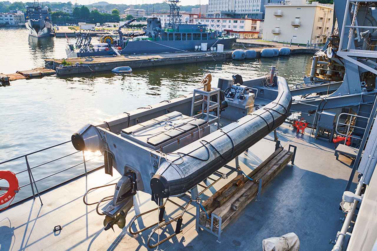 画像: 常時積載しているゴムボート。がれきに当たっても破損しにくく、水中の捜索活動に重宝するという