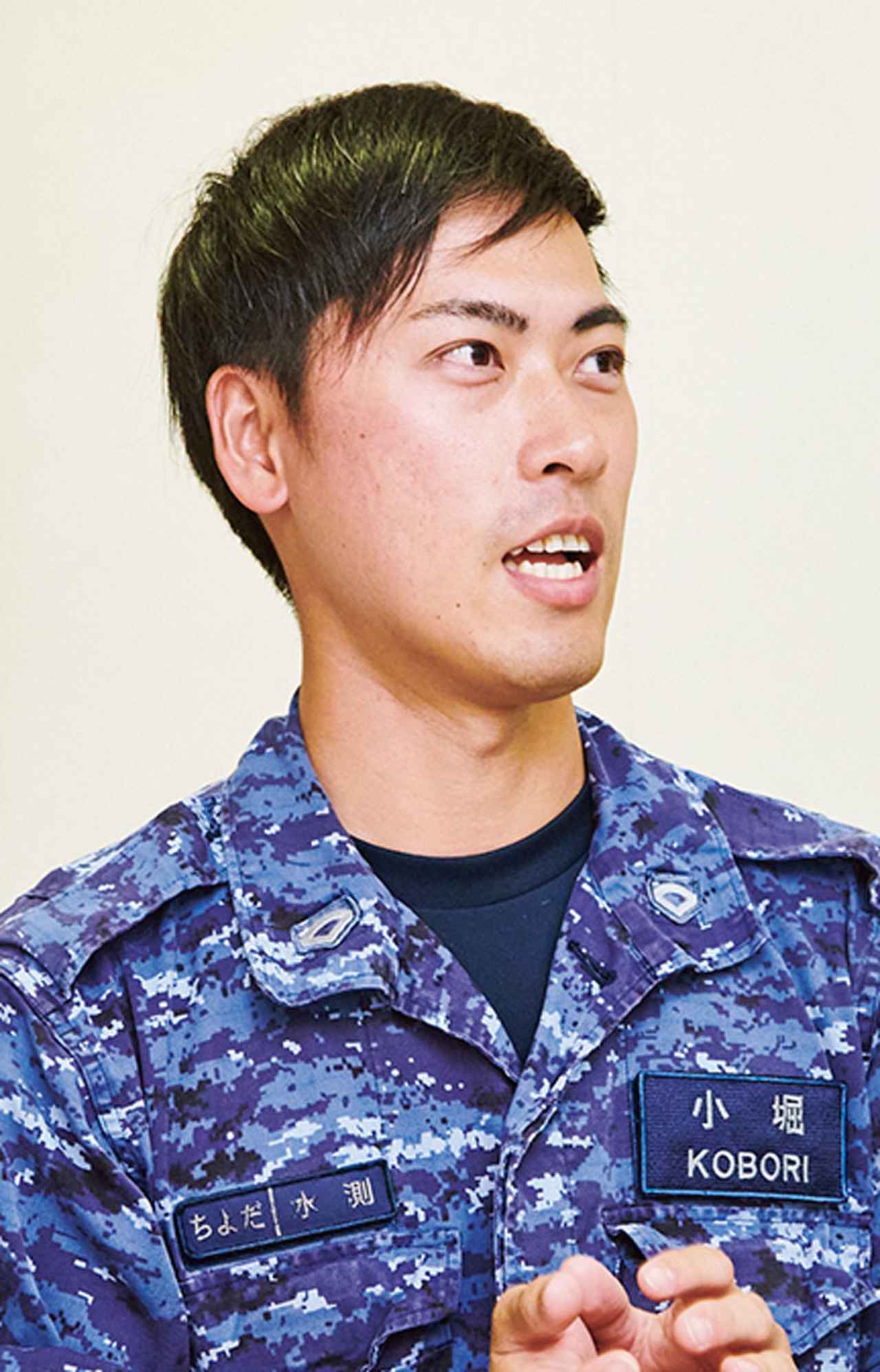 画像: 災害派遣でも水測員の仕事の重要性は変わらないと言う小堀3曹。「沈んだ船をソナーで捜して、その状態を確認しています」