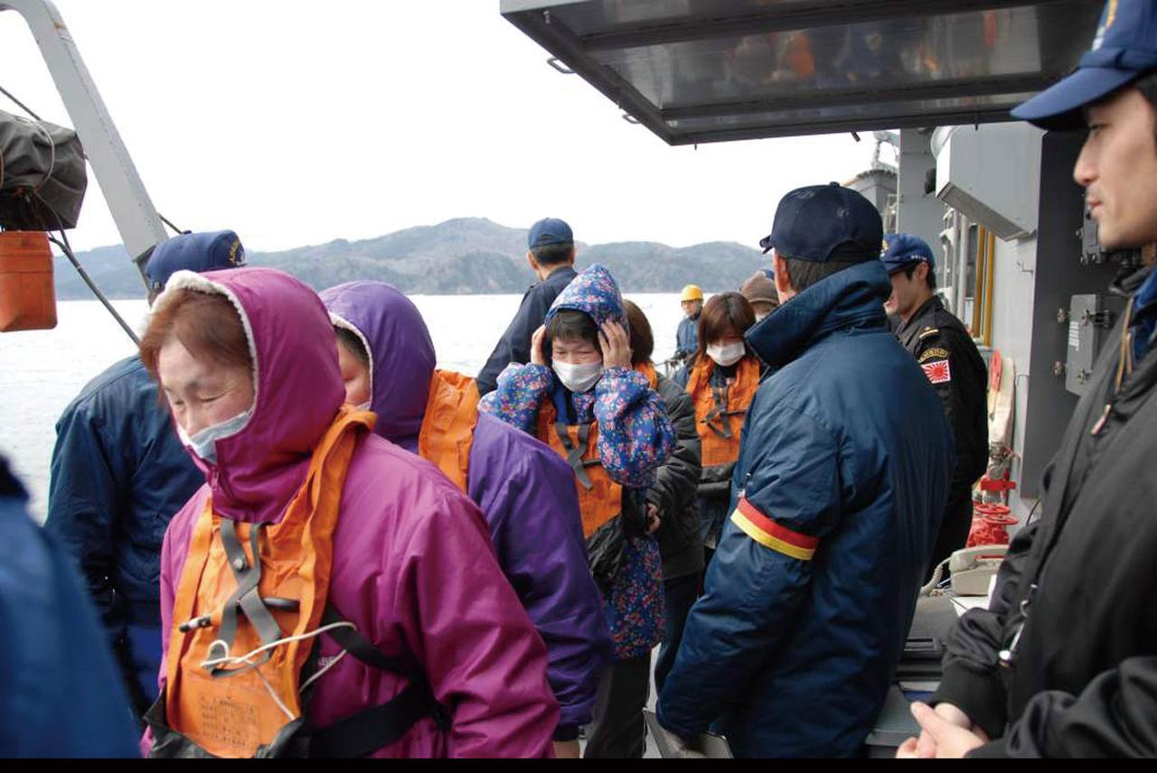 画像: 2011年3月の「東日本大震災」に関わる災害派遣では、先代『ちよだ』が入浴支援活動などを行い、被災者が続々と『ちよだ』に乗り込んだ　写真提供／防衛省