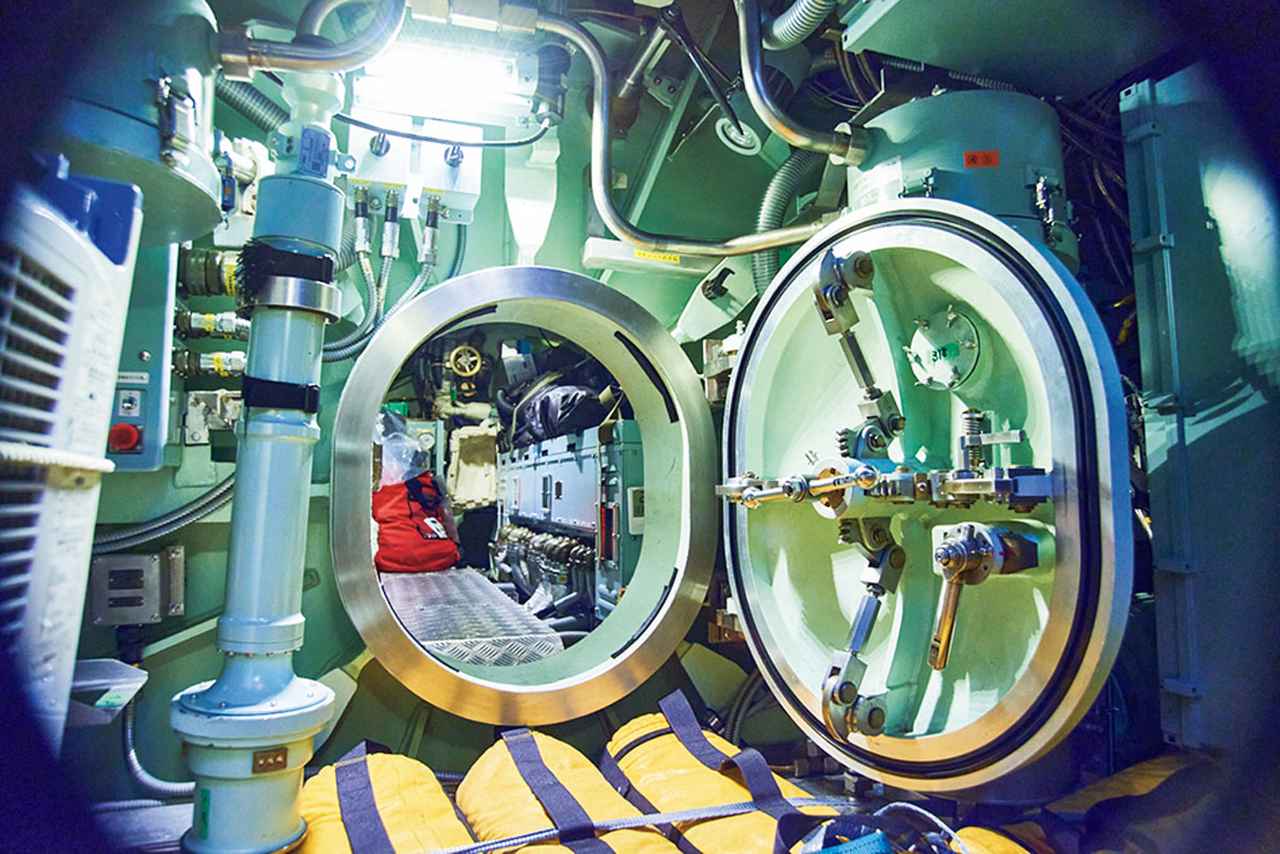 画像: 円筒形のDSRV内部。「潜水艦が遭難したらDSRVが救助に向かうが、DSRVが遭難したら誰も助けにこない」という新井2曹の言葉に覚悟が感じられた
