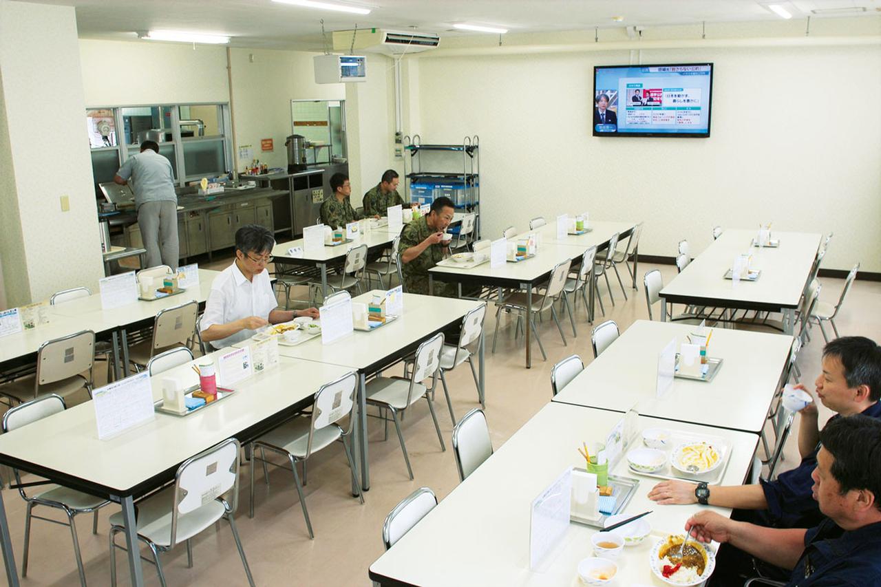 画像: 小さいけれど温かい雰囲気にあふれた隊員食堂。考え抜かれた食事はどれも栄養満点で、温かいものと冷たいものはそれぞれ適温で提供される、きめ細やかな配慮が隊員に喜ばれている