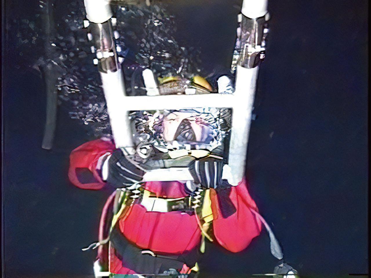 画像: PTCで潜水艦の近くまで潜ったら、飽和潜水員は深海に出て飽和潜水を開始し、作業にあたる