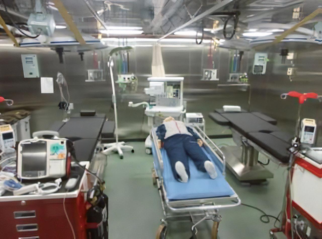 画像: 手術室には手術台が2台設けられている。耳鼻咽喉科器や小外科器セットもあるため、さまざまな傷病に対応が可能だ