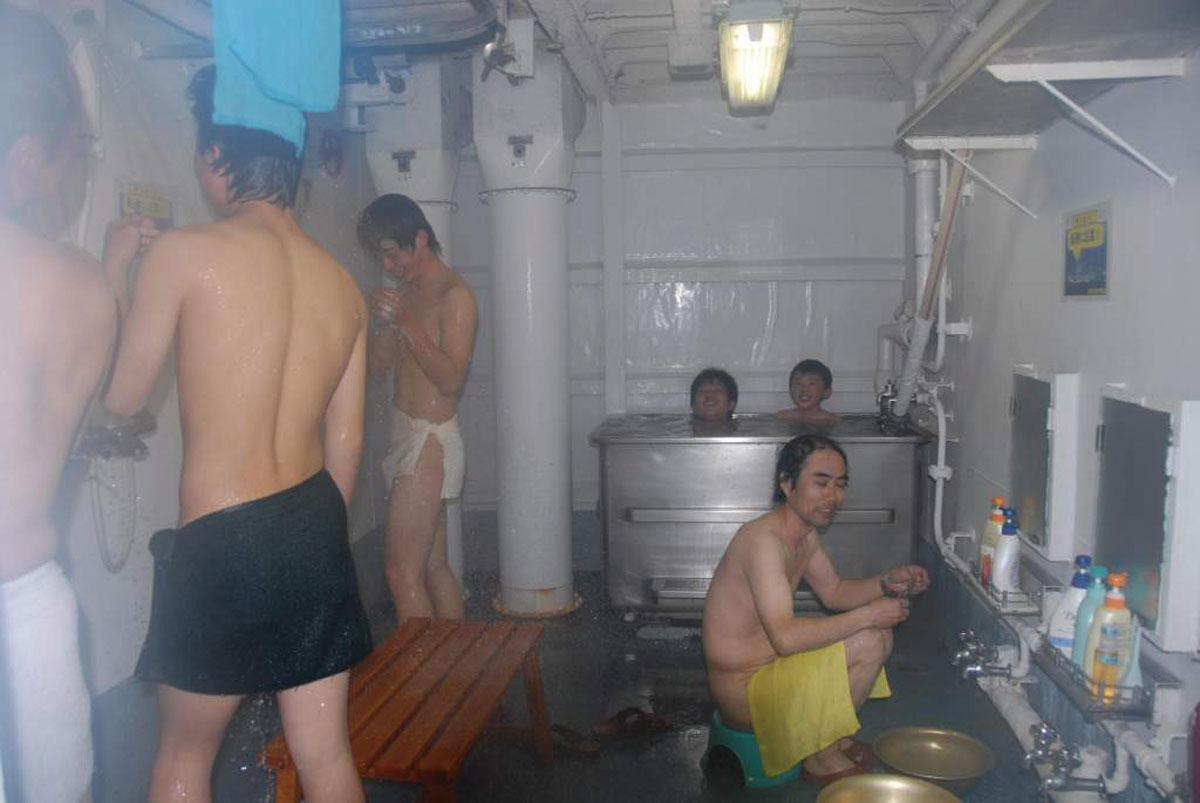 画像: 先代『ちよだ』艦内の風呂施設を利用する被災者たち。久々の入浴に自然と笑みもこぼれる。入浴待機場所として、食堂スペースなども開放された　写真提供／防衛省