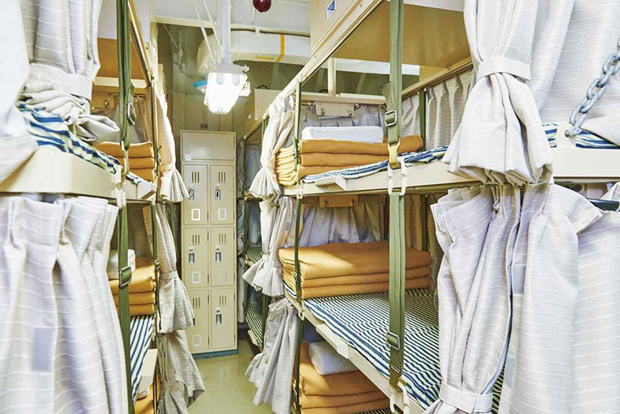 画像: 救出された潜水艦乗員用の居住エリアは、災害時には被災者を一時収容する寝室に変わる