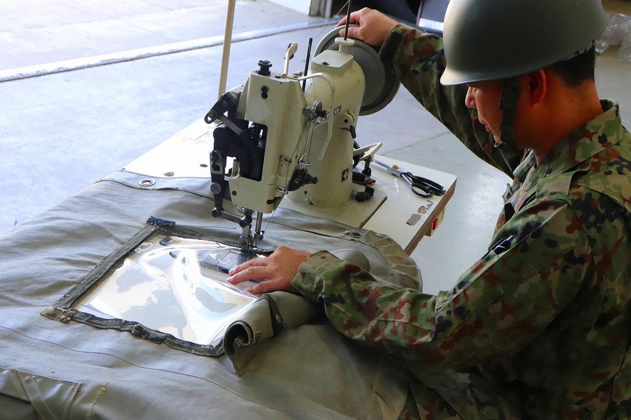 画像: 天幕の窓の部分はほつれやすい場所の1つ。ミシンで縫い付け、再びほつれないよう復旧させる