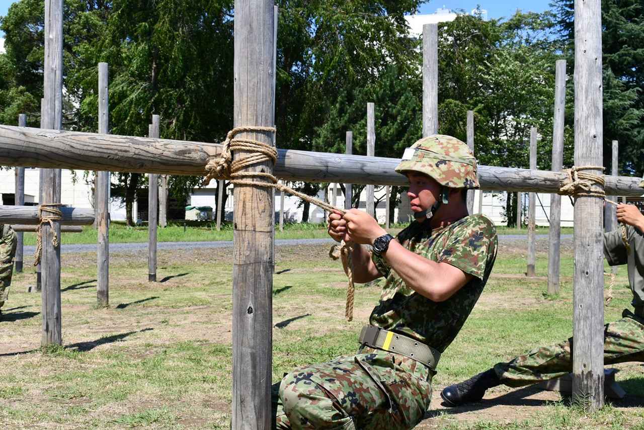 画像: 陸自施設学校の木材連結に関する教育。連結は架橋や道路構築などあらゆる作業に応用が可能なため基礎を徹底する
