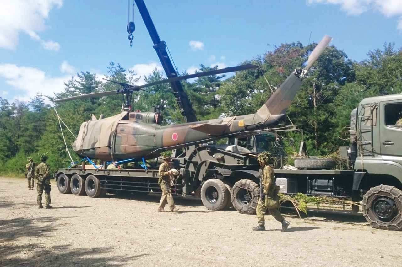 画像: 機体状況を確認後、機体回収を想定した、航空野整備隊の訓練