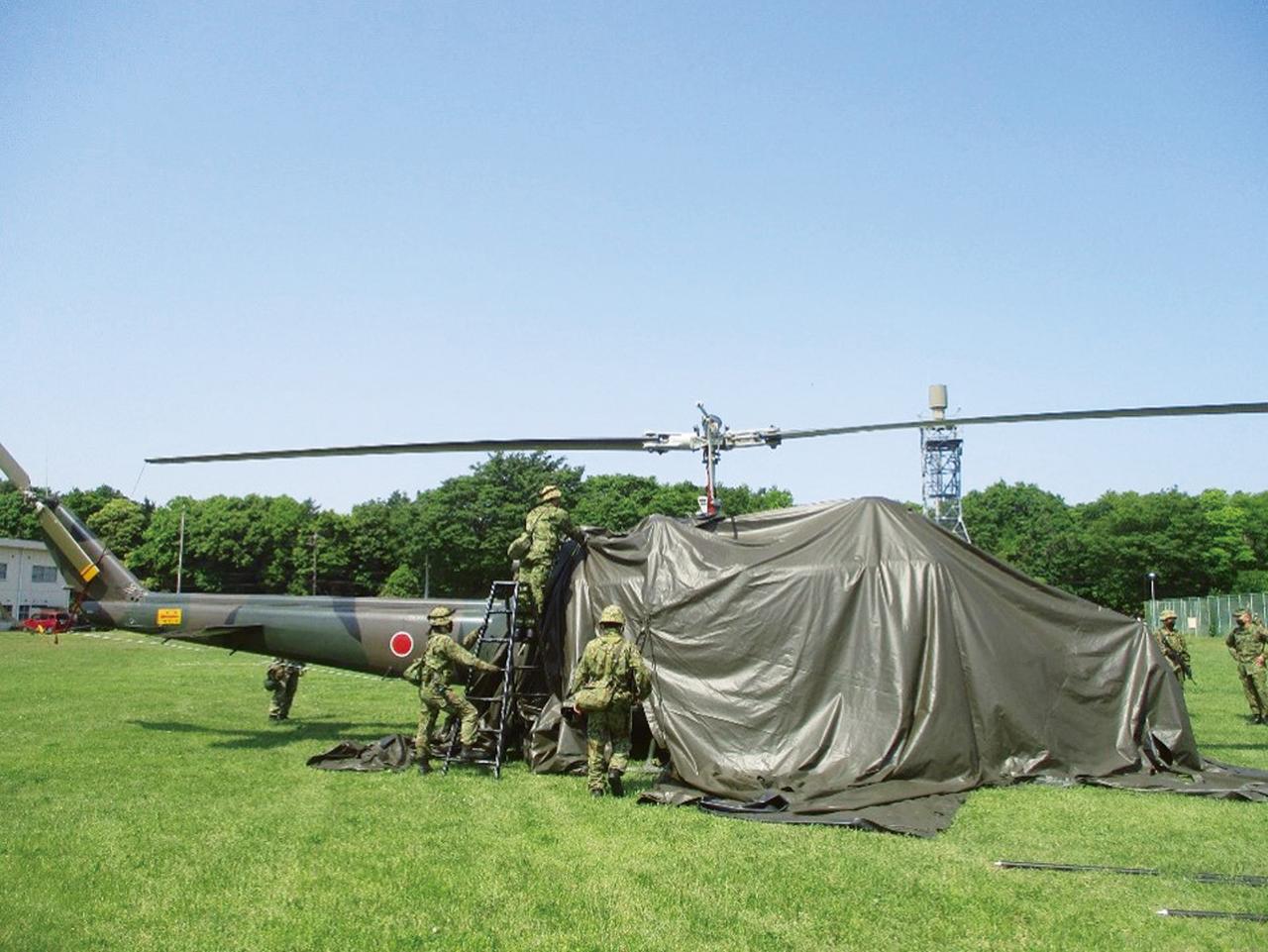 画像: 飛行中のUH-1Jに不具合が発生し、敵地に不時着した想定で訓練を実施する