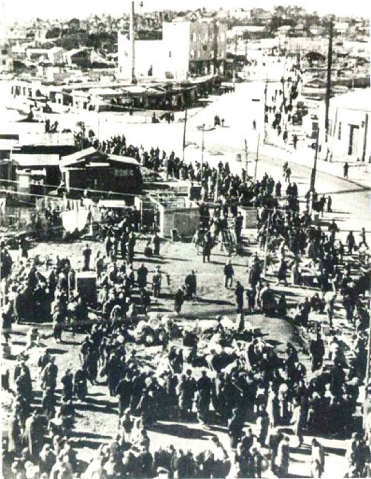 画像: 1945年、空襲で焼け野原となった東京・渋谷駅。右上が道玄坂の交差点　写真／CCJP