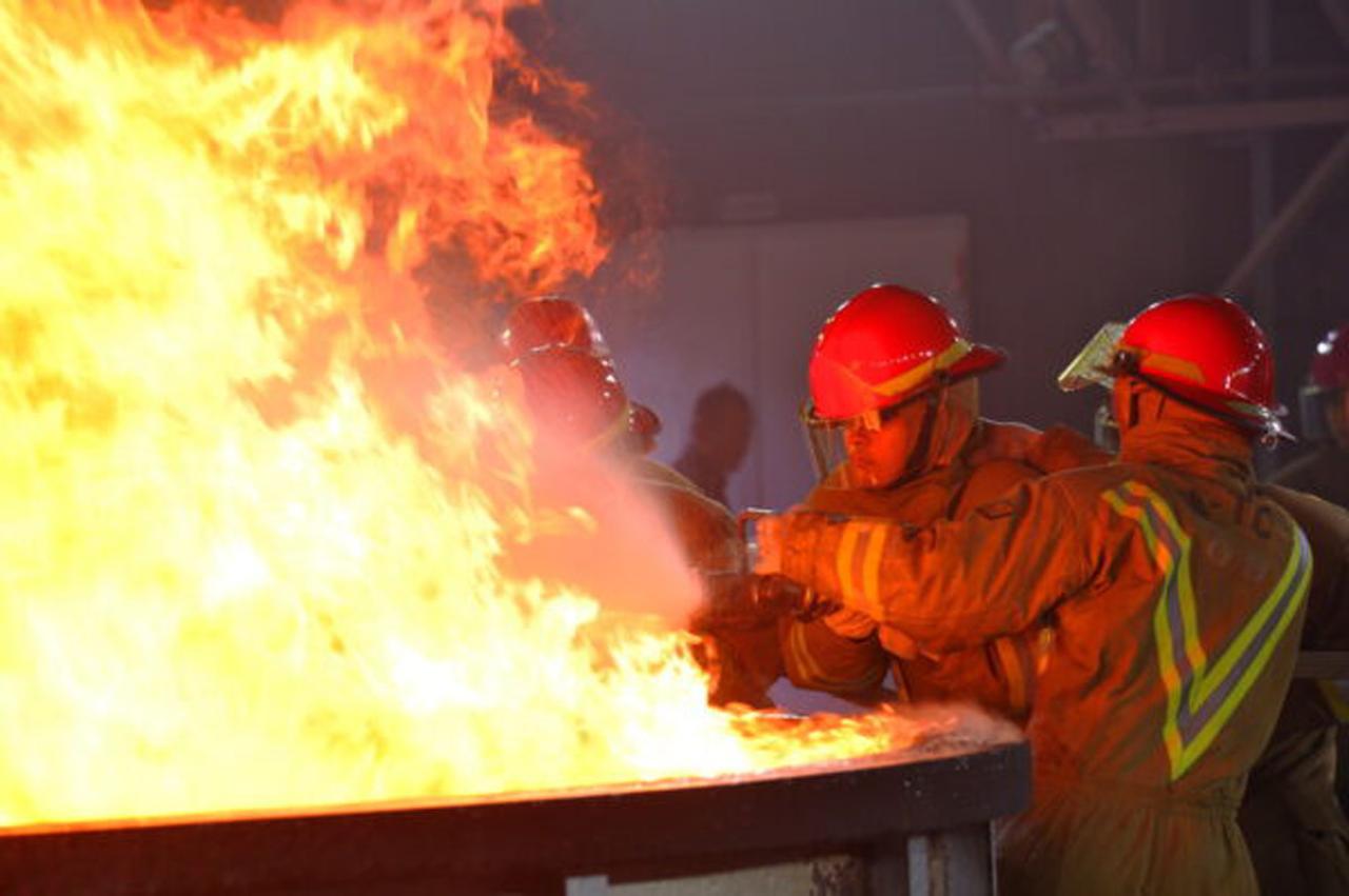 画像: 海自第2術科学校では、艦艇の火災対処など「応急作業」と呼ばれる教育を実施。1分1秒を争う事態からの復旧を学ぶ