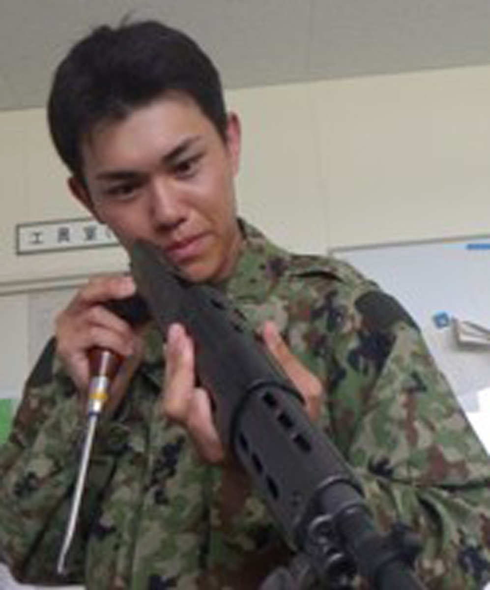 画像: 小銃などの小火器類は、パーツの割れなど軽微な破損が生じた際は整備教育を受けた隊員が修理・点検を行い復旧させる