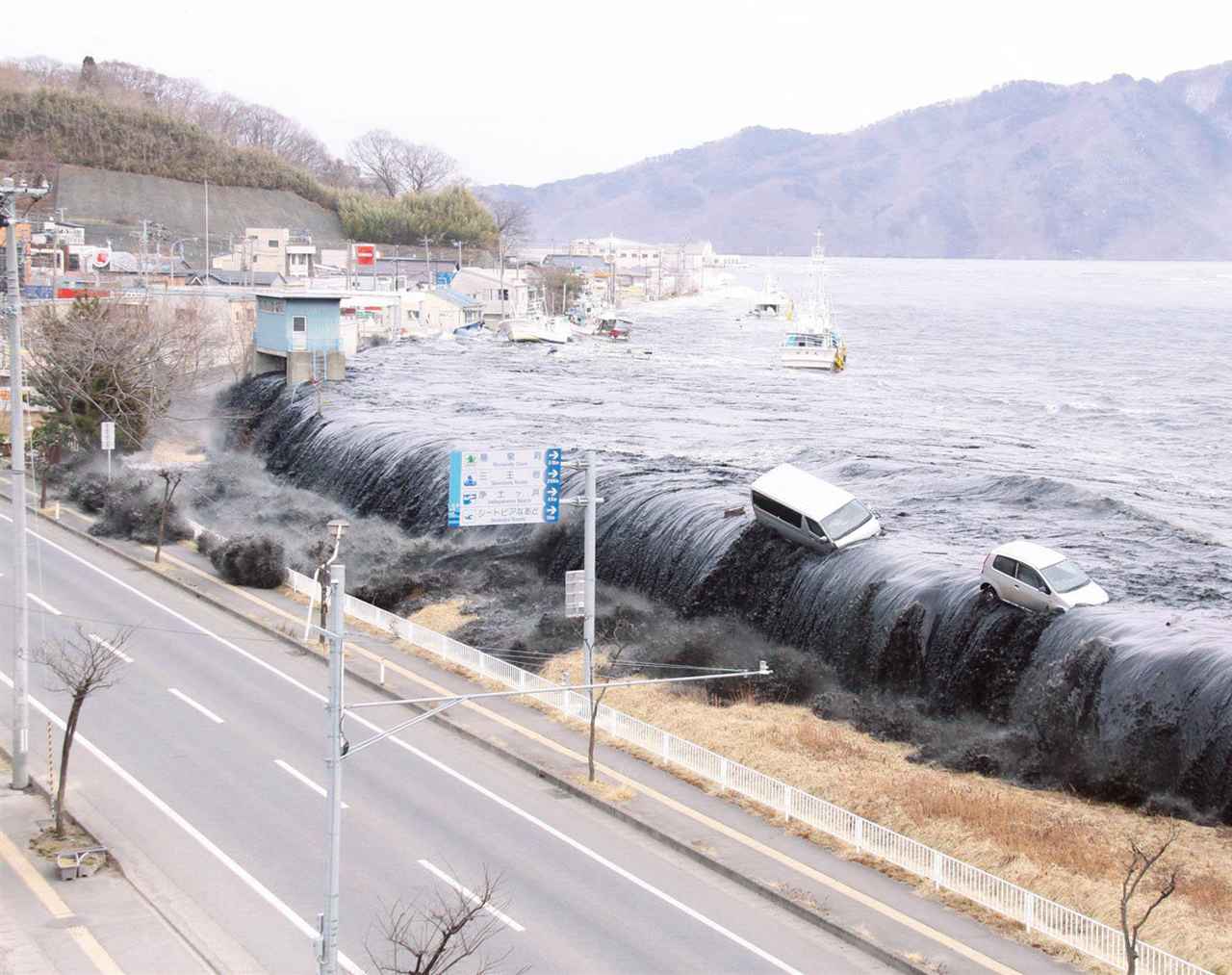 画像: 2011年3月11日に起こった東日本大震災。地震後の津波の被害も大きく、2万2000人以上の死者・行方不明者が発生　写真提供／東北地方整備局震災伝承館