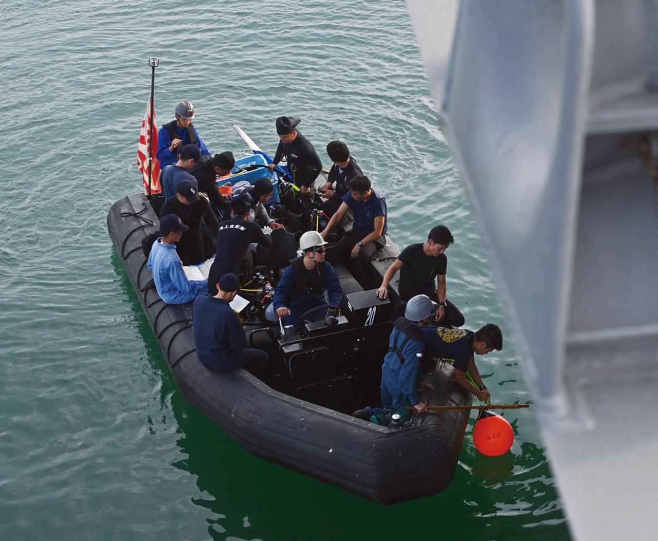 画像: 艦艇が航行不能になった場合、総員総出で原因を特定。潜水士たちはボートに乗って艦艇の外周を点検し、場合により潜って船底も確認する