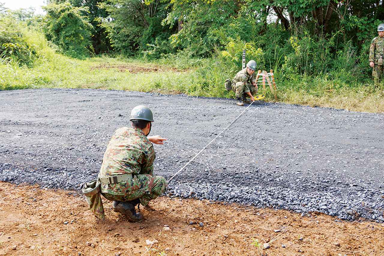 画像: 道路工事では完成後の安定的な使用を目的に品質管理のための測量を実施。設計通りに作業が進んでいるかを確認しながら進める