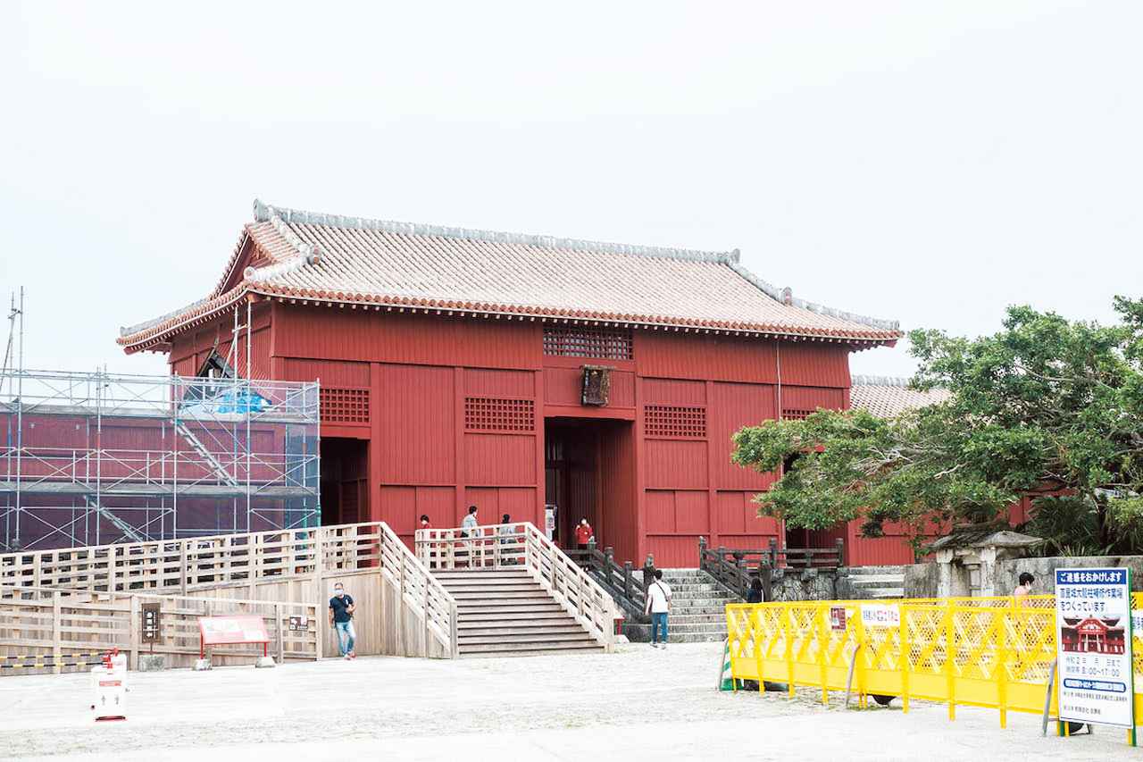 画像: 首里城の復元は22年から始動。防火シャッターやスプリンクラーの設置、防火水槽の増設など各種対策も強化し、復旧作業が進められている　写真提供／沖縄県