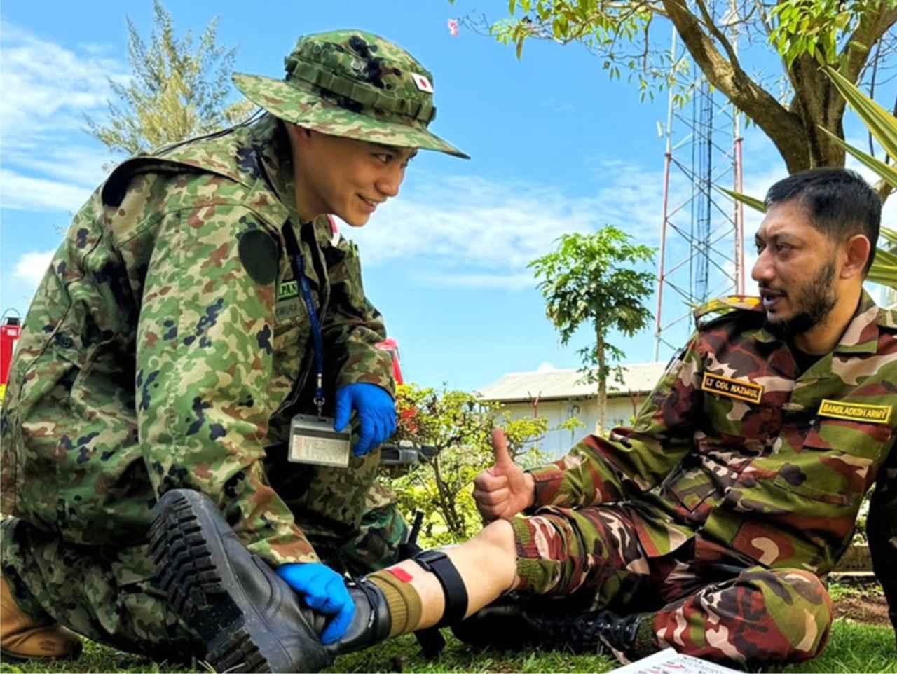 画像: 2024年にウガンダで行われたTPP。野外における負傷者の救護について処置法などを教える自衛官　写真提供／TPP