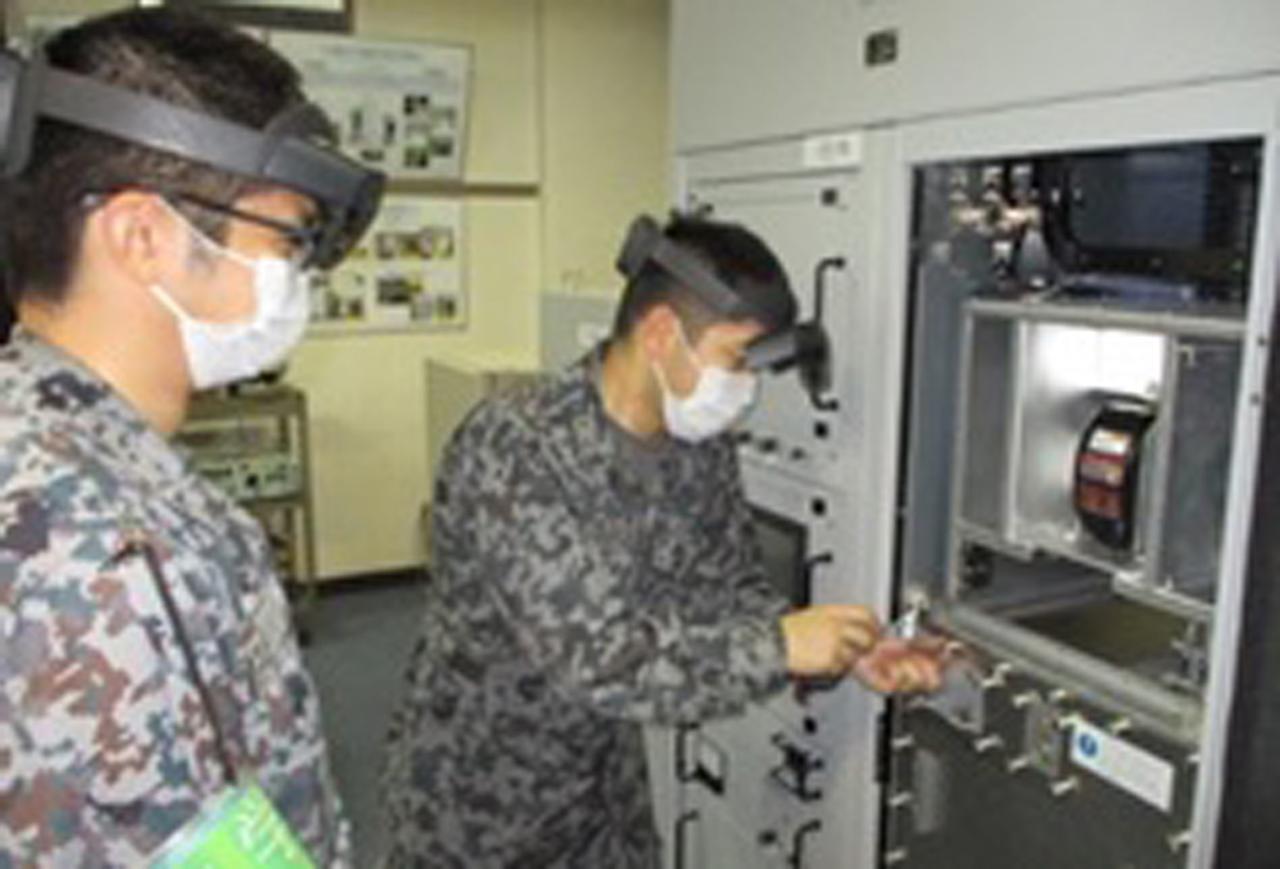 画像: 空自第4術科学校における通信器材の整備。不具合が生じた際の対処について、的確で素早い復旧の要領を学んでいる