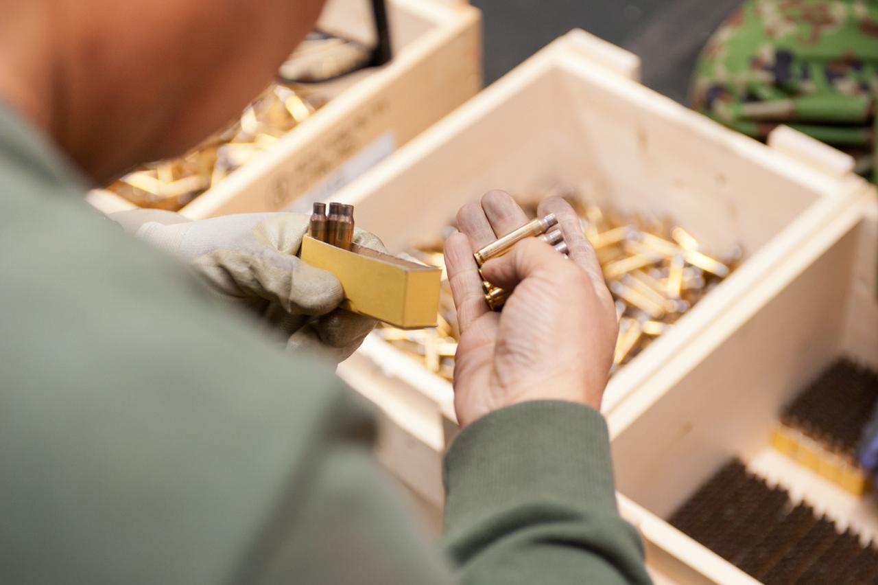 画像: 射撃後に残る「空薬きょう」は全て回収。隊員が選別し再加工可能なものは空砲として復旧させている